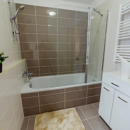 Apartment Corvin Promenade With Free Parking *